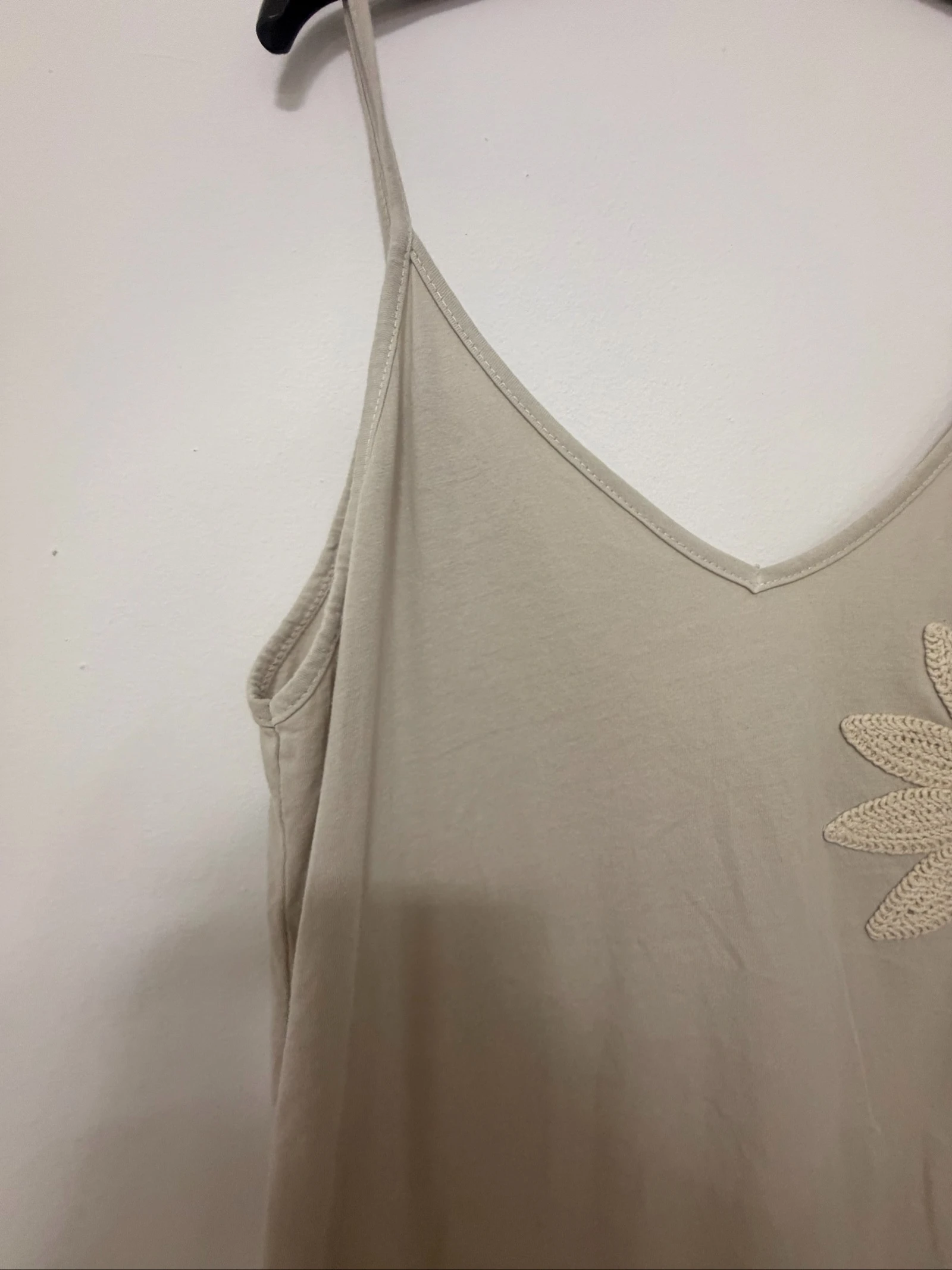 Embroidered floral cotton dress with raffia – photo 3